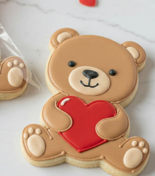 Tagliapasta - Orsetto seduto con cuore rosso